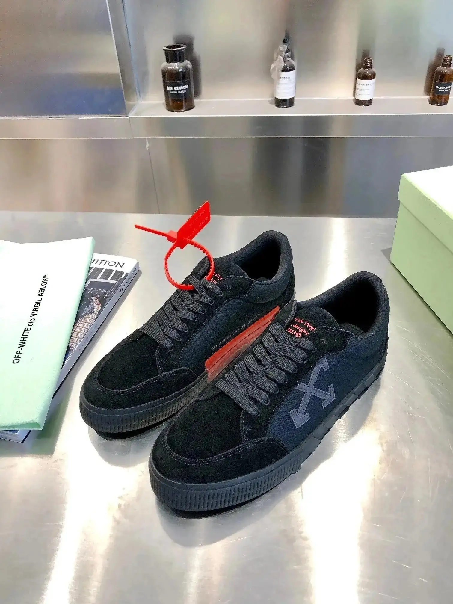 OFF White Sneakers — foto 4 de 6