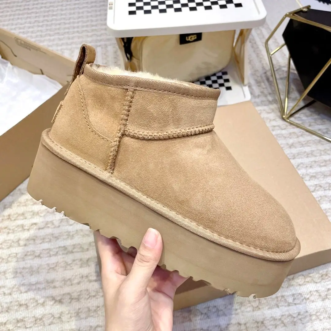 UGG Mini Platform Boots & Slippers — foto 3 de 6