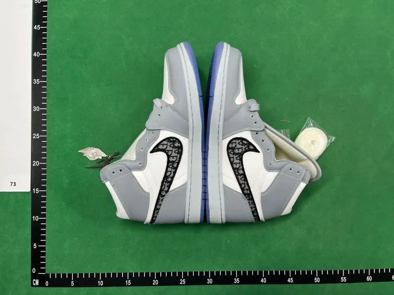 Jordan 1 High OG Sneakers [Multiple Colorways Including Dior-Inspired Styles] — foto 2 de 6