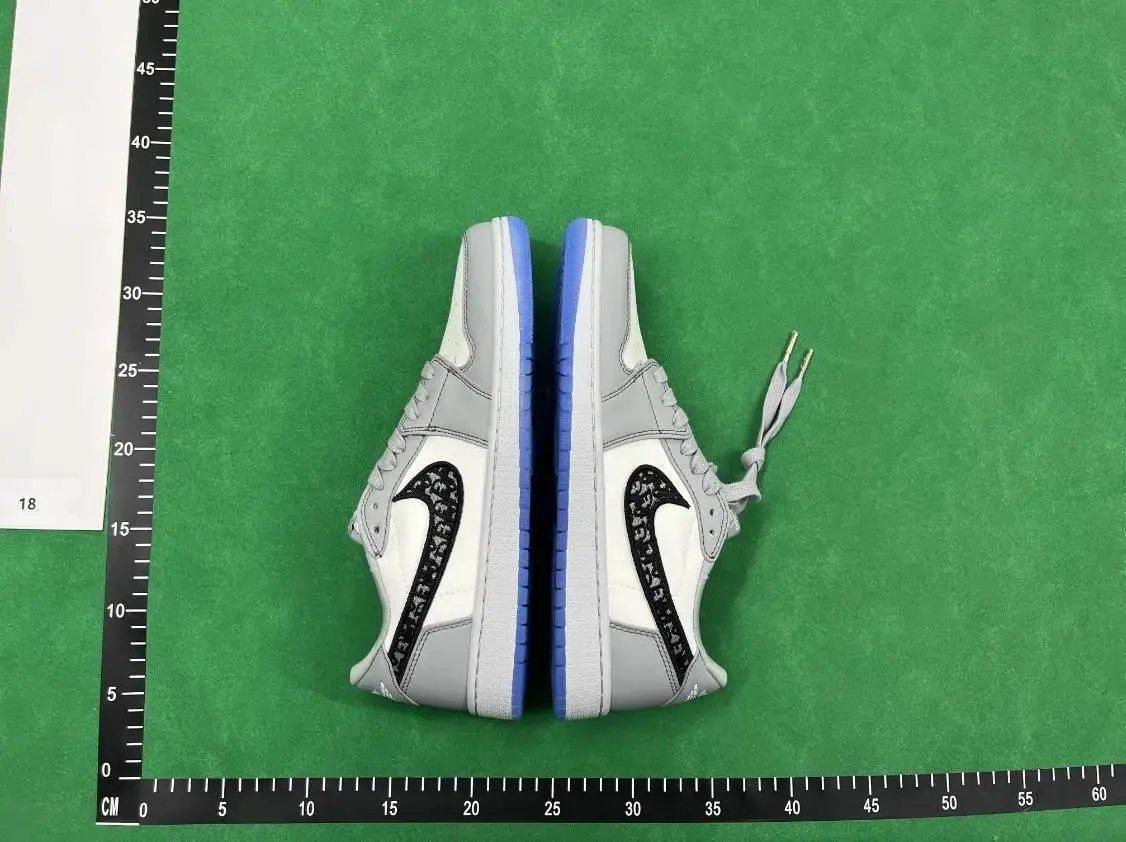 Jordan 1 High OG Sneakers [Multiple Colorways Including Dior-Inspired Styles] — foto 3 de 6