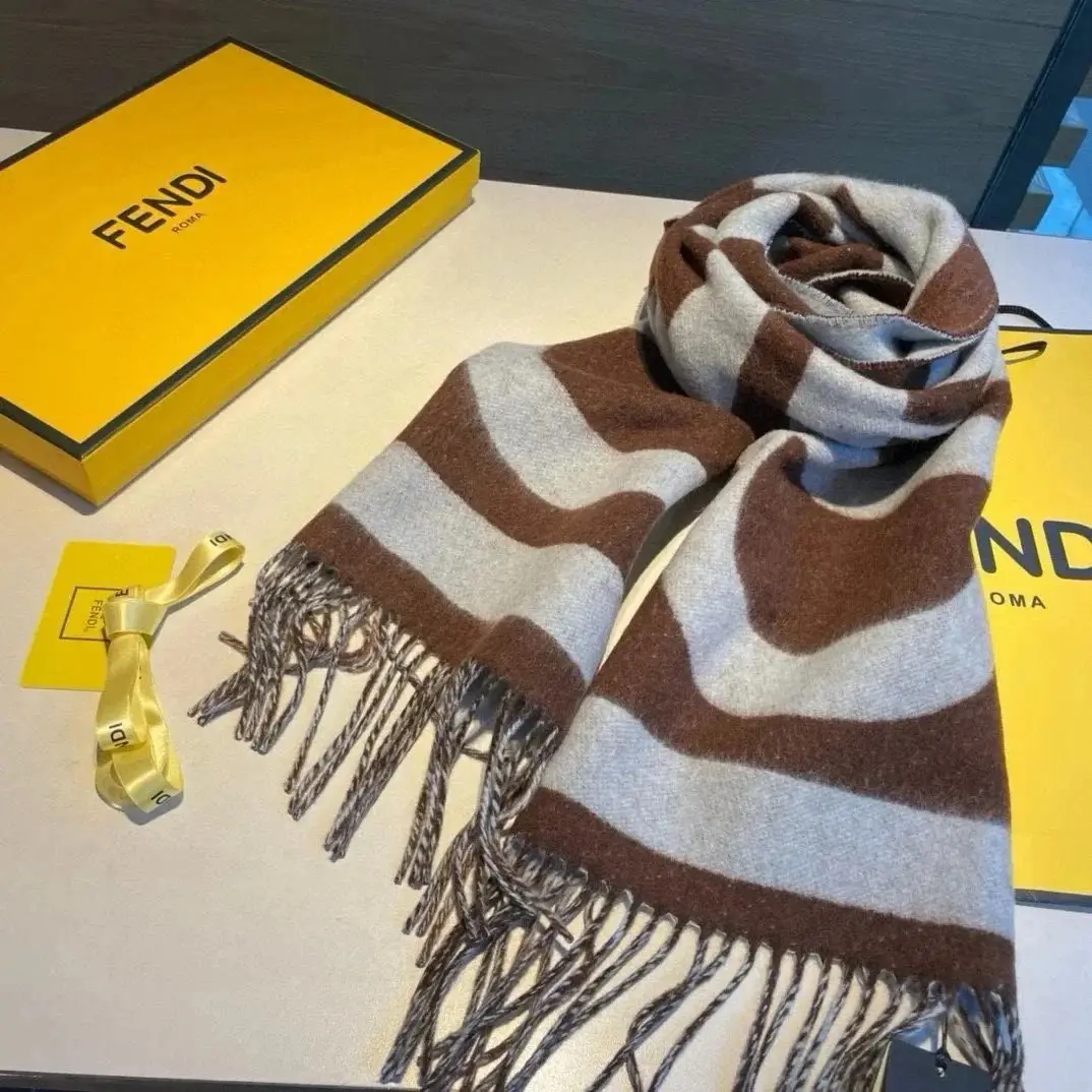 Chanel CC Logo Scarf — foto 6 de 6