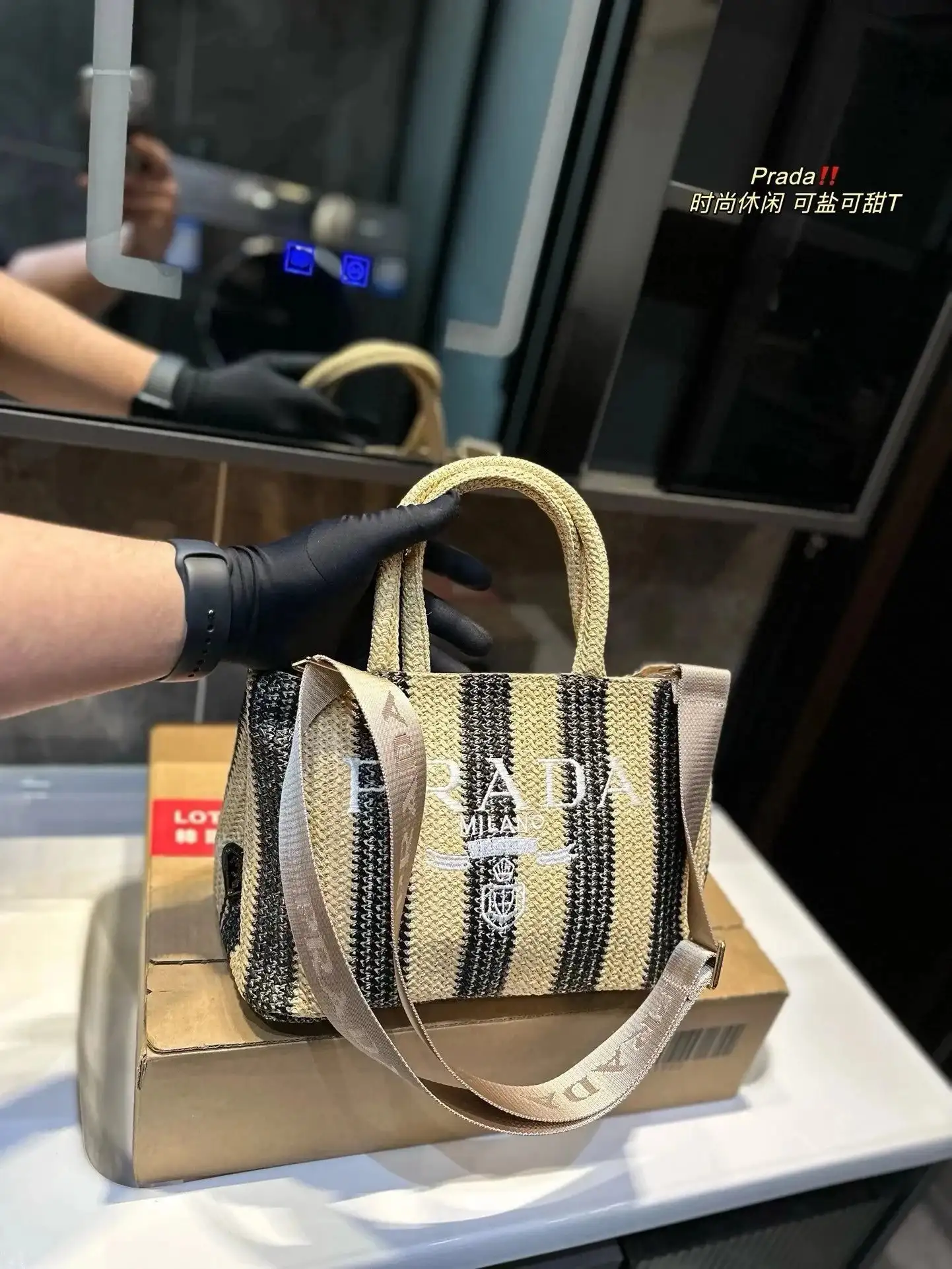 Prada Striped Handbag — foto 2 de 6
