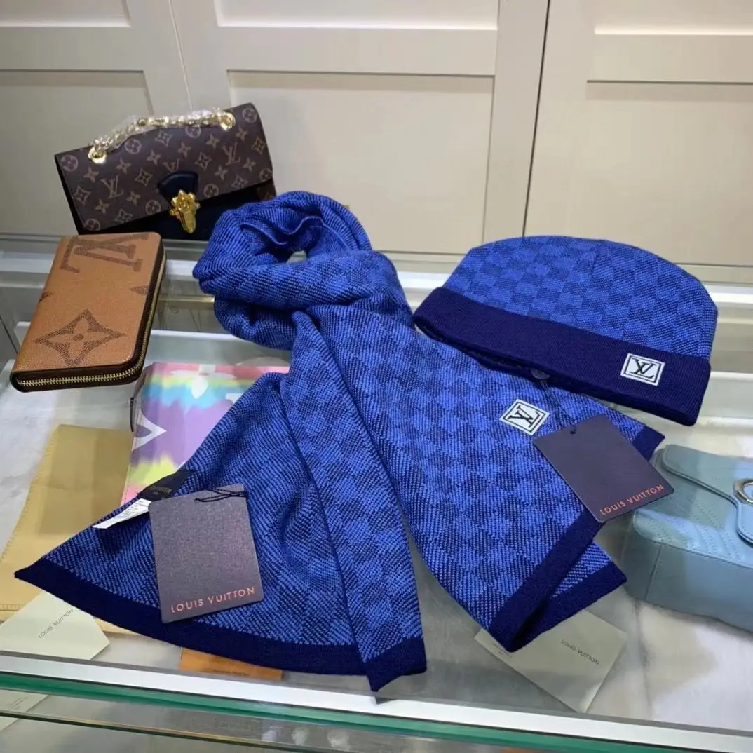 Louis Vuitton Monogram Beanie & Scarf Set [5 styles] — foto 2 de 6