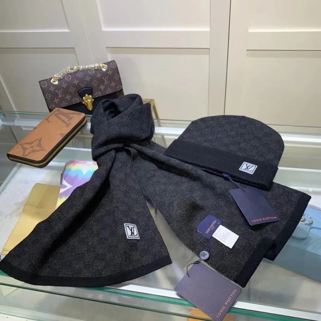 Louis Vuitton Monogram Beanie & Scarf Set [5 styles] — foto 3 de 6