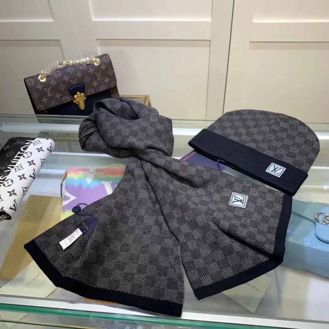 Louis Vuitton Monogram Beanie & Scarf Set [5 styles] — foto 4 de 6