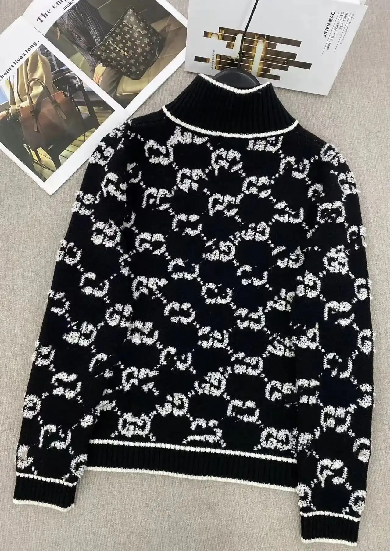 Gucci GG Supreme Knitted Sweater & Down Jacket Collection — foto 4 de 6