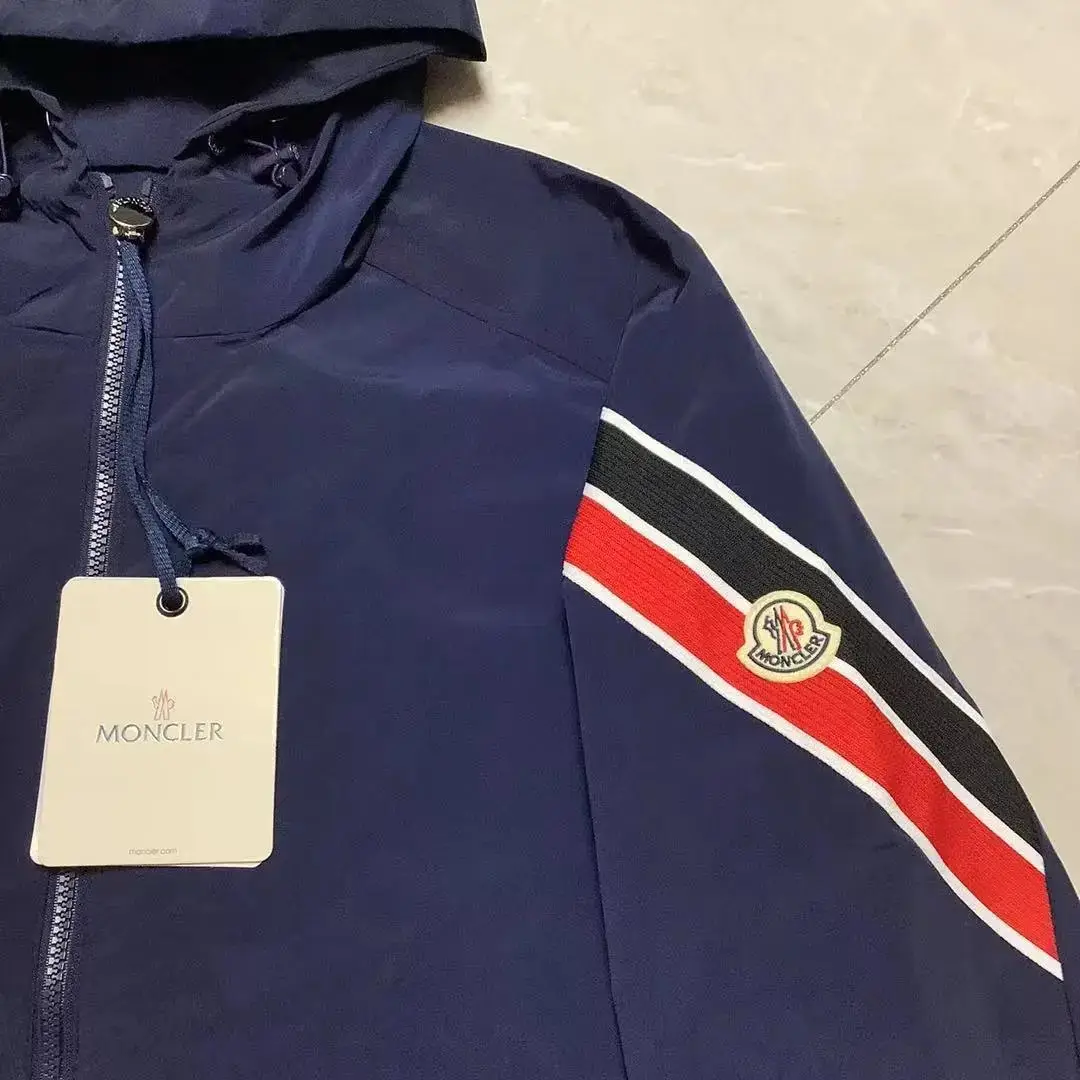 Moncler Jackets (4 styles) — foto 5 de 6