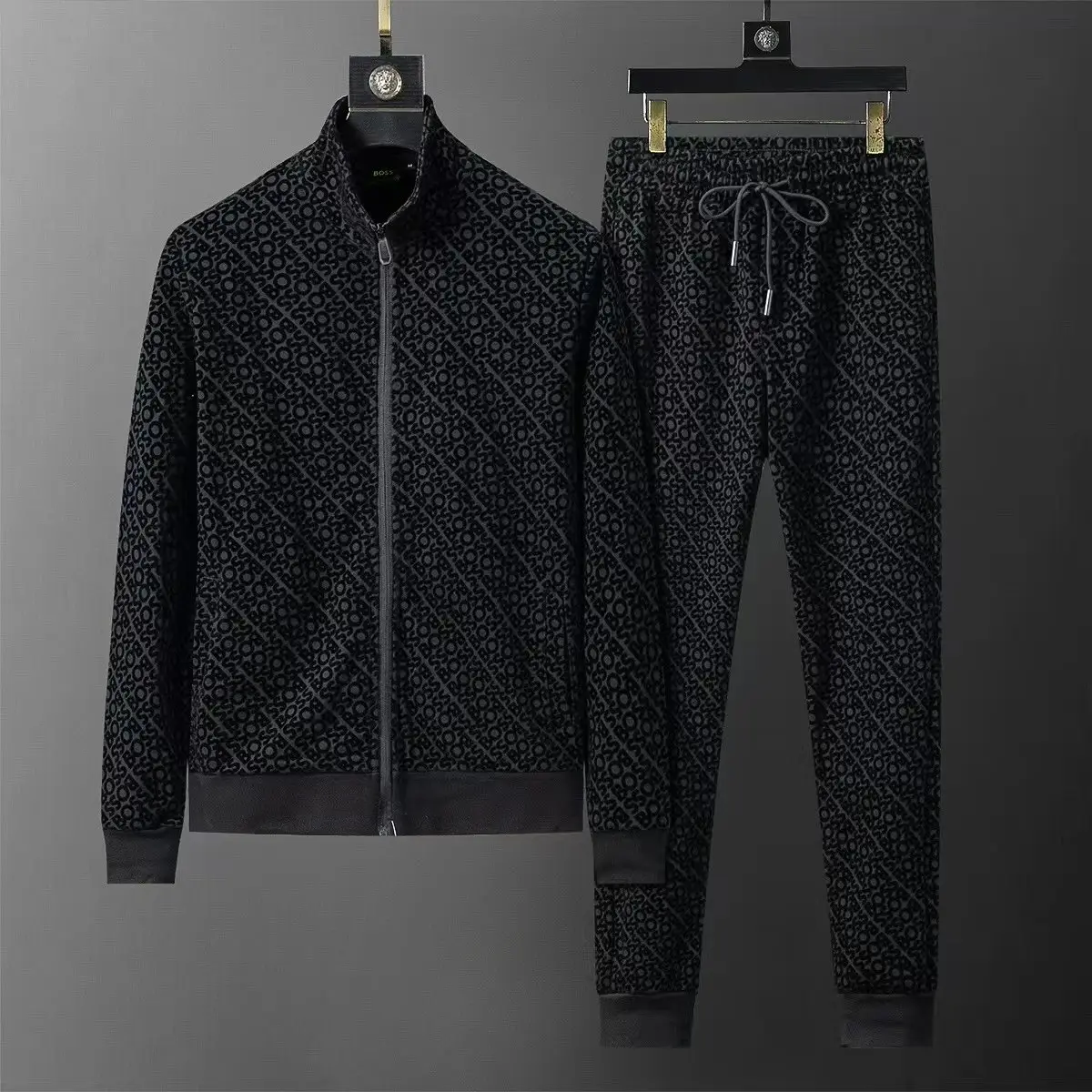LV Monogram Bomber Jacket & Pants Set — foto 2 de 6