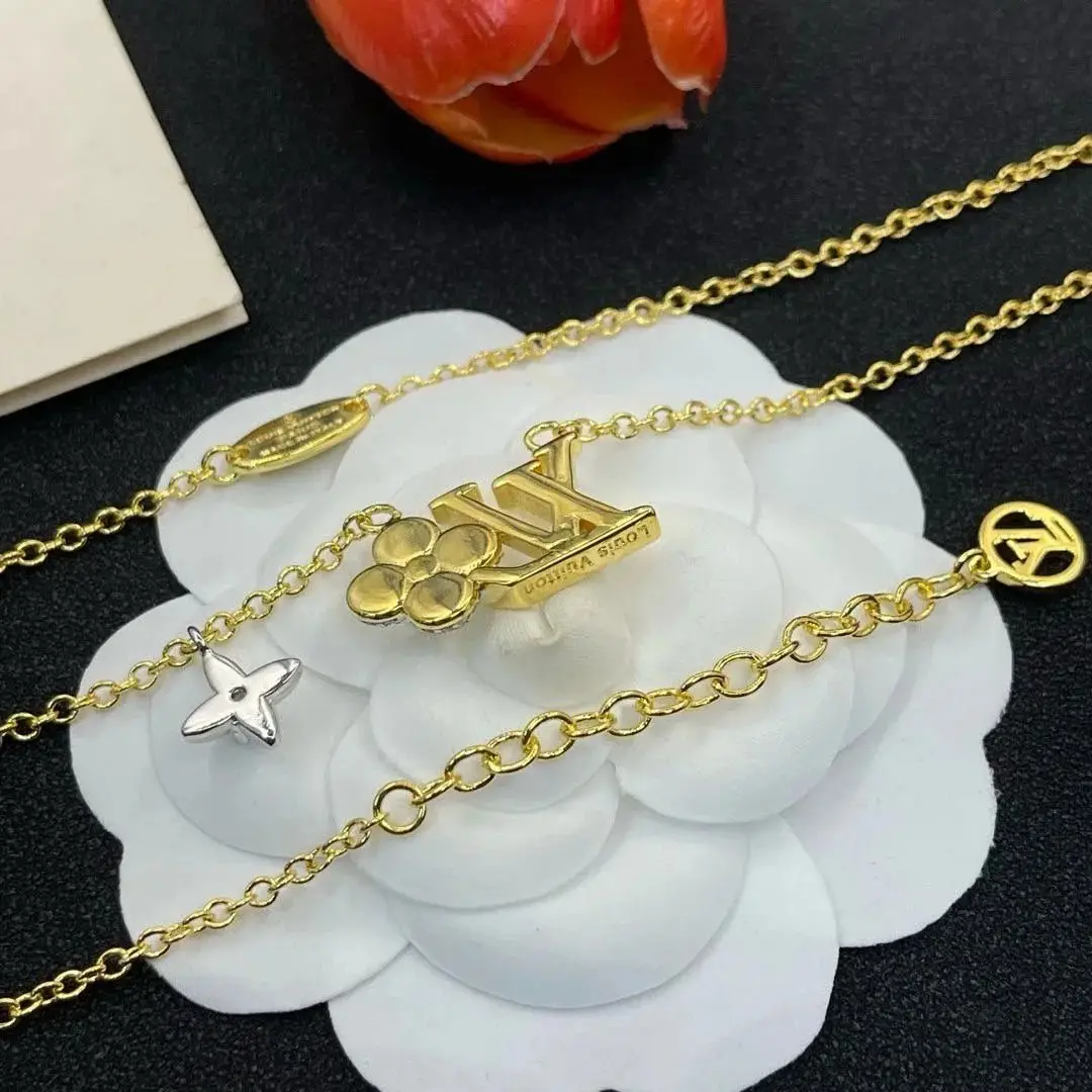 Louis Vuitton LV Flower & Star Charm Necklace — foto 6 de 6