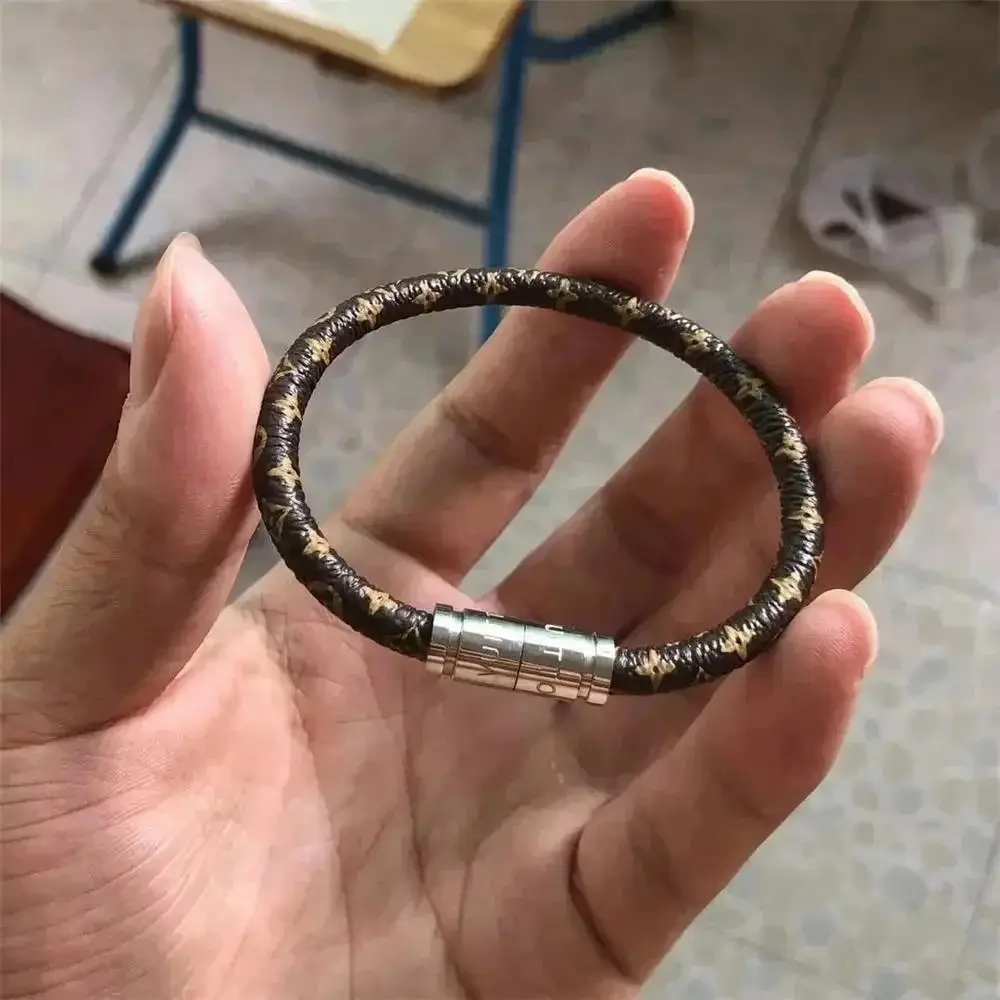 Louis Vuitton Monogram Leather Magnetic Snap Bracelet [5 styles] — foto 2 de 6
