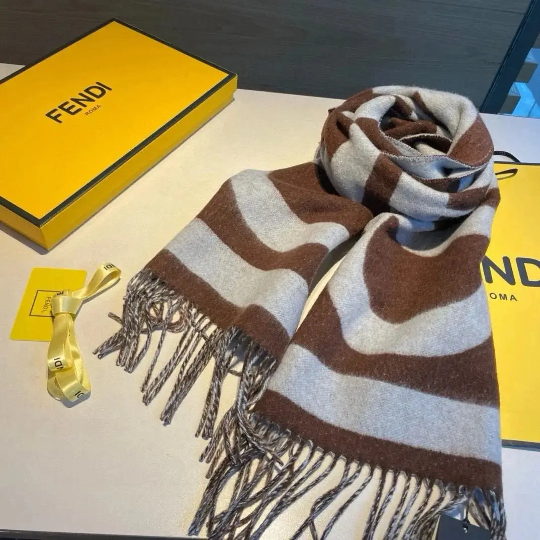 Chanel CC Logo Scarf [many brand] — foto 5 de 6