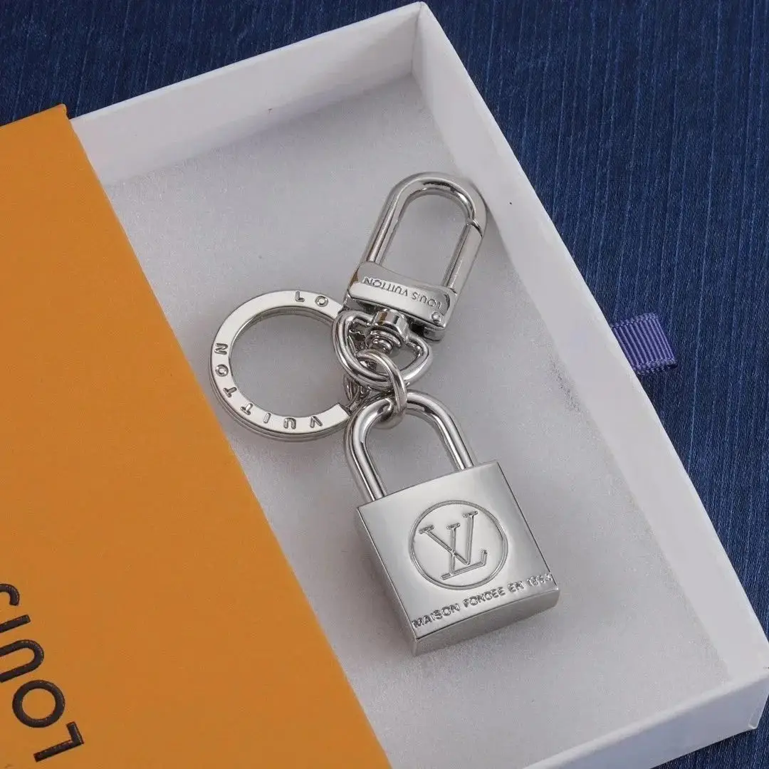 Louis Vuitton Lock Keychain [2 styles] — foto 2 de 6
