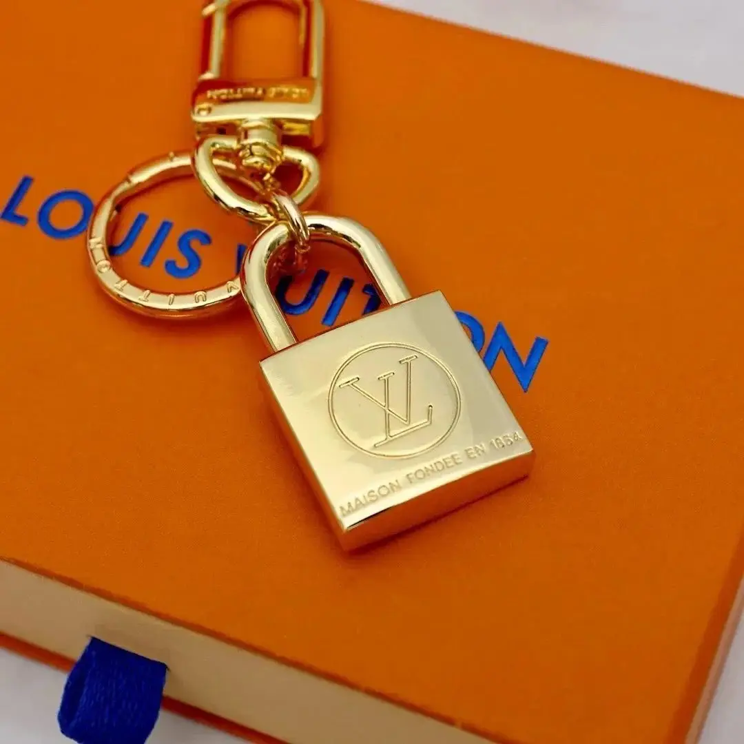 Louis Vuitton Lock Keychain [2 styles] — foto 4 de 6