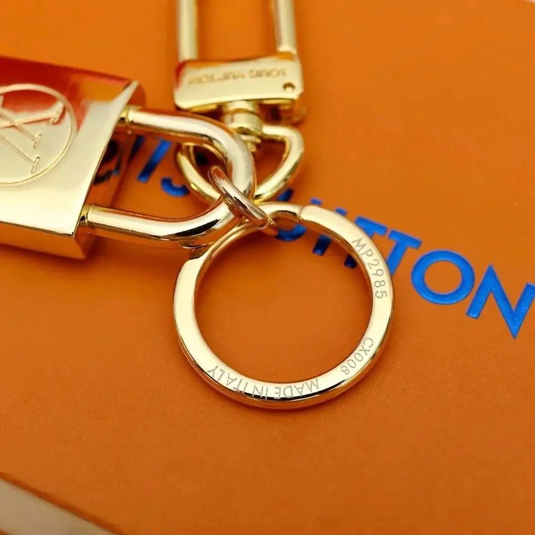 Louis Vuitton Lock Keychain [2 styles] — foto 5 de 6
