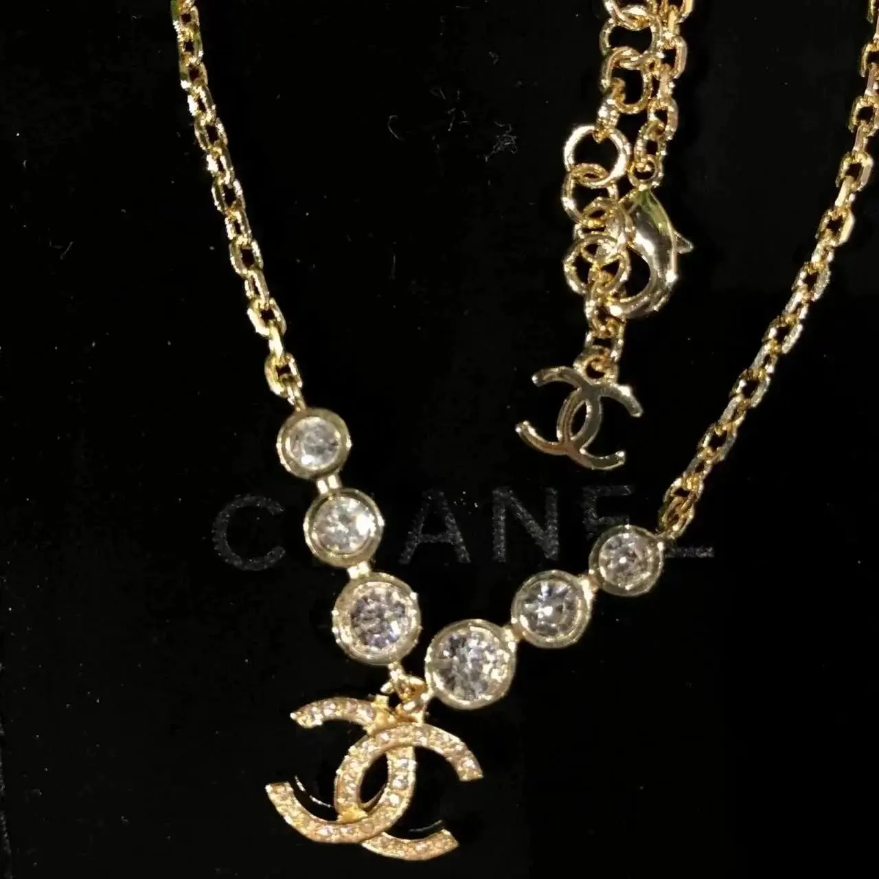 Chanel CC Logo Crystal Pendant Necklace — foto 2 de 6