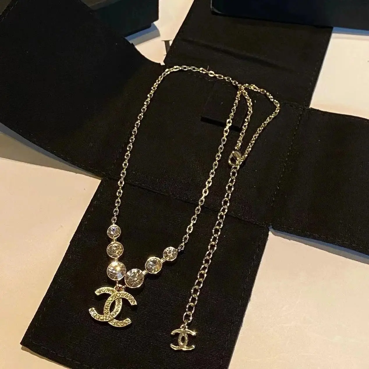 Chanel CC Logo Crystal Pendant Necklace — foto 3 de 6