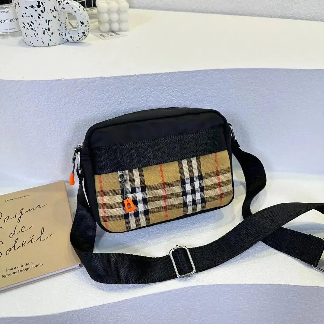 Burberry Vintage Check Messenger Bag [4 styles] — foto 3 de 6