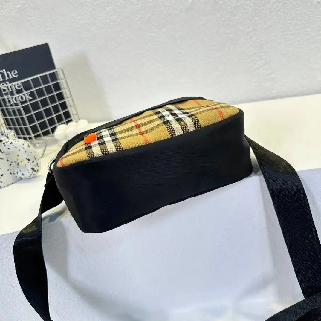 Burberry Vintage Check Messenger Bag [4 styles] — foto 4 de 6