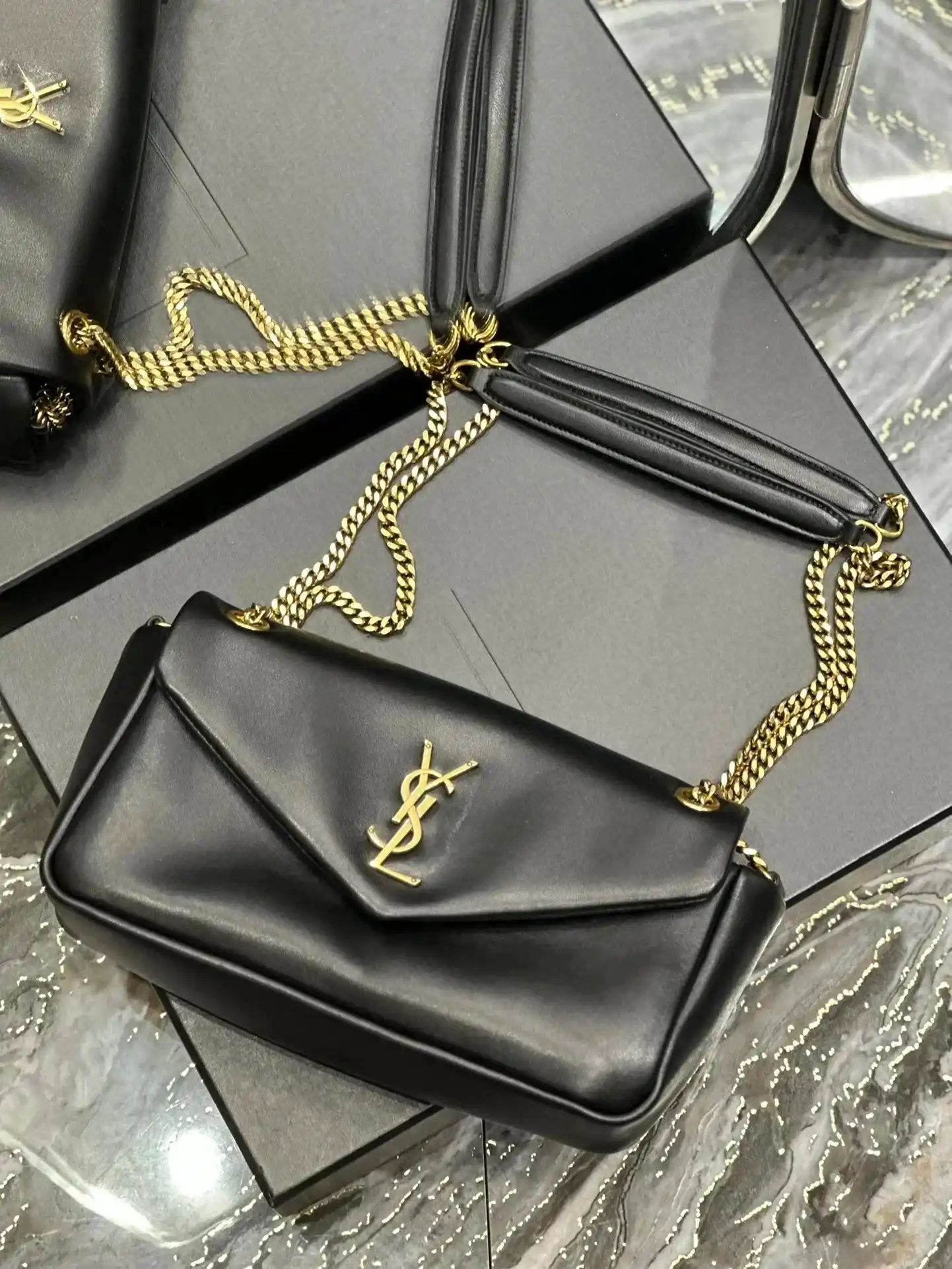 Saint Laurent Quilted Camera Bag — foto 5 de 6
