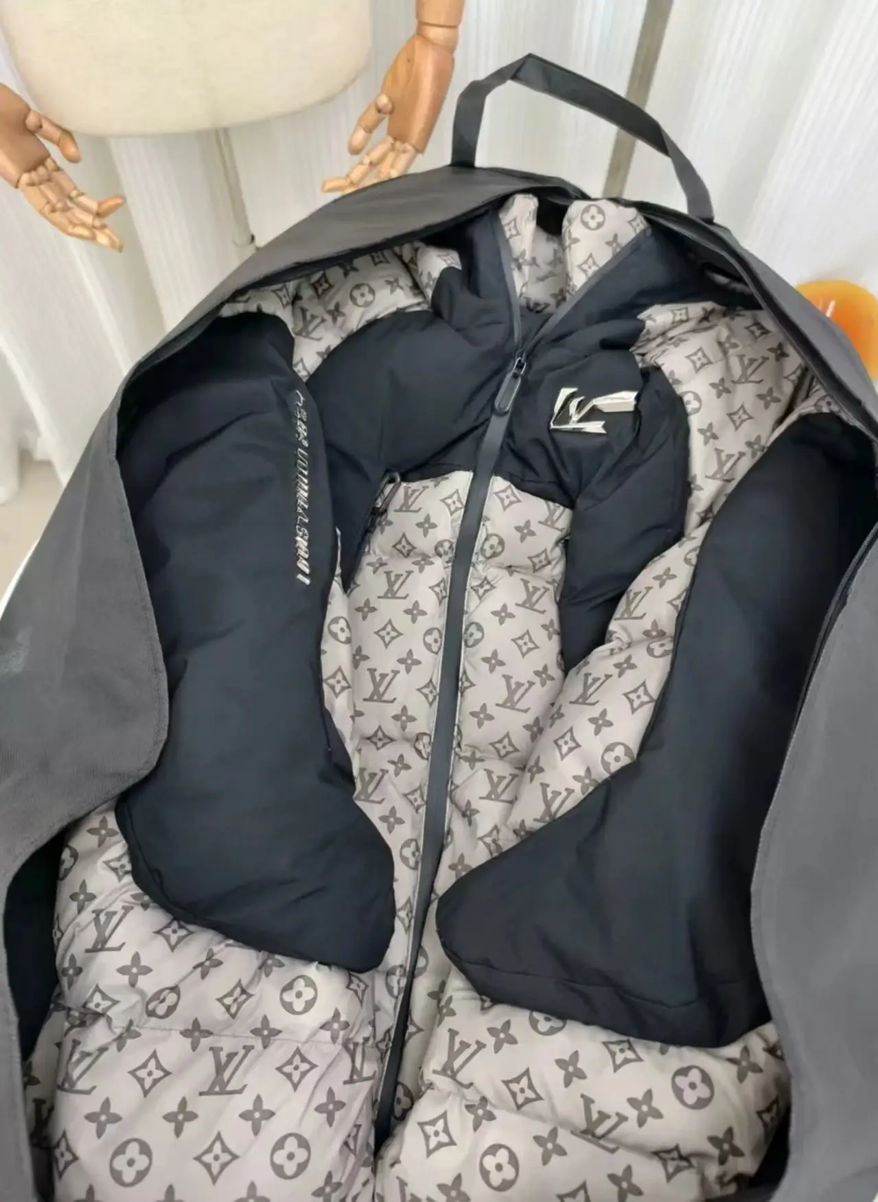 Louis Vuitton Monogram Puffer Jackets [Winter-Resistant] — foto 5 de 6