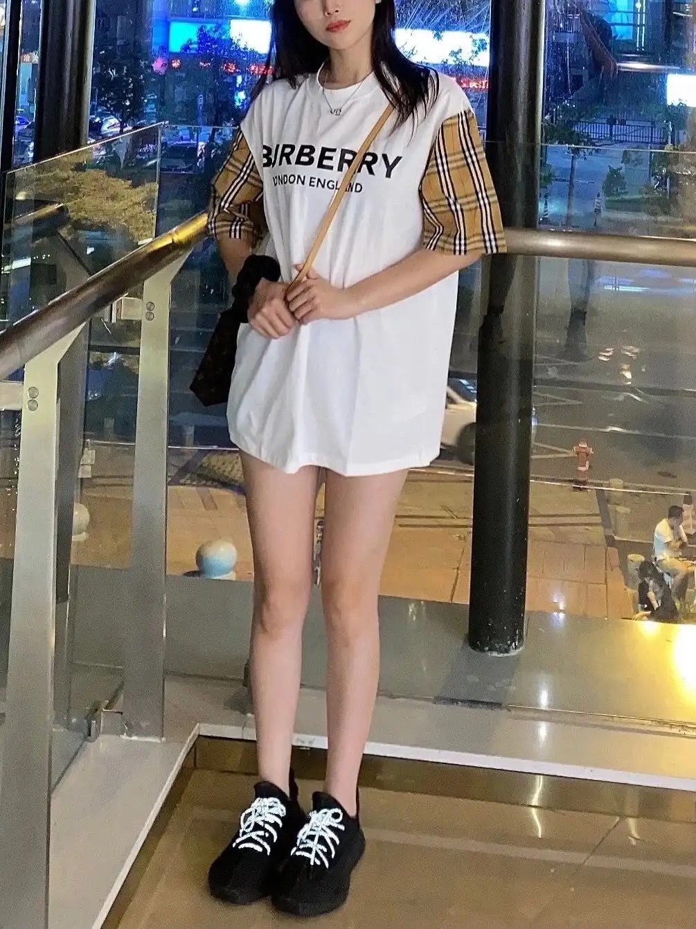 Burberry T-shirt TEE ( 37 + styles) — foto 3 de 6