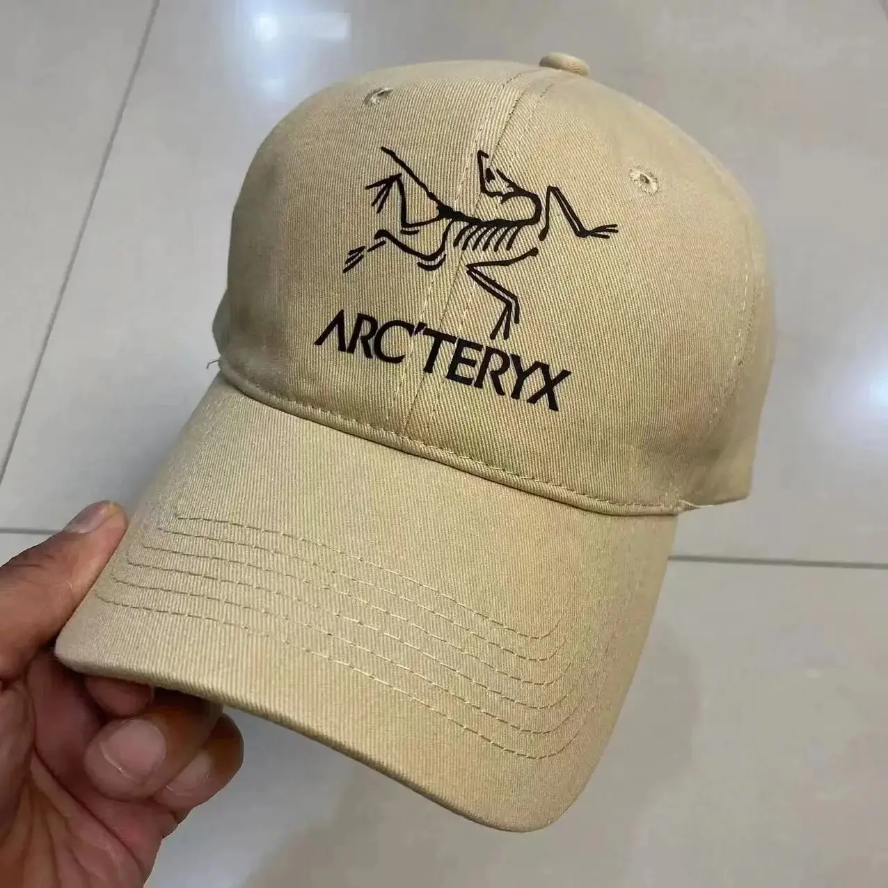 Prada Linea Rossa / Dior Oblique / Gucci GG Supreme / Burberry Equestrian Knight / Ralph Lauren Pony / Balenciaga Logo / Arc'teryx Bird / Fendi Zucca Cap [40 styles] — foto 6 de 6