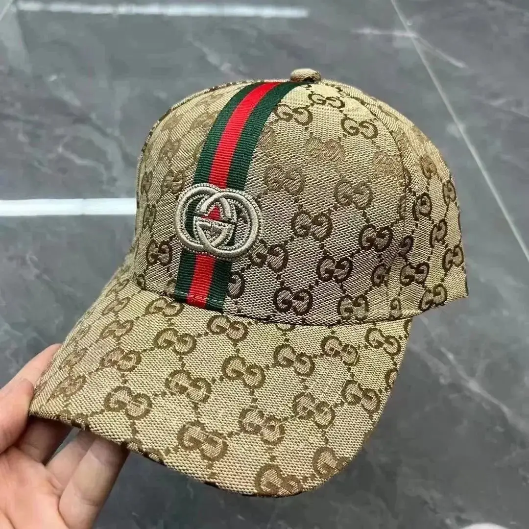 Burberry Check & Louis Vuitton Monogram Baseball Caps [9 Styles] — foto 2 de 6
