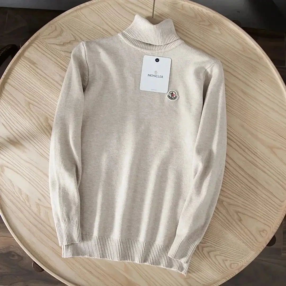 Moncler Black Sweatshirt with Red Logo - Stylish and Comfortable — foto 6 de 6