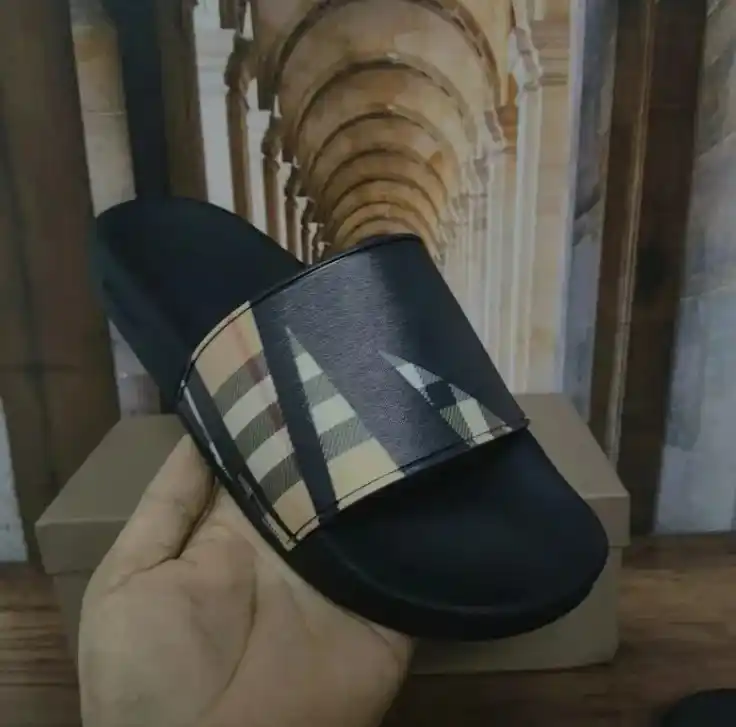Burberry&Yeezy Slides — foto 3 de 6