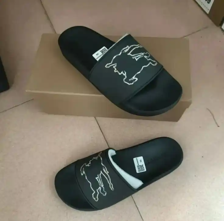 Burberry&Yeezy Slides — foto 5 de 6