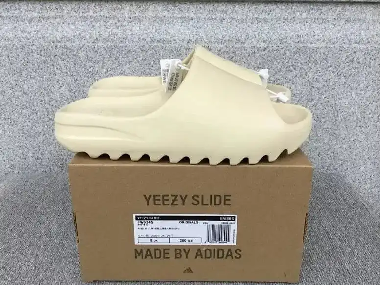 Burberry&Yeezy Slides — foto 6 de 6