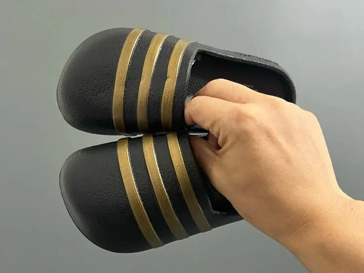 Adidas Originals ADIFOM ADILETTE Children's Closed-Toe Slippers — foto 3 de 6
