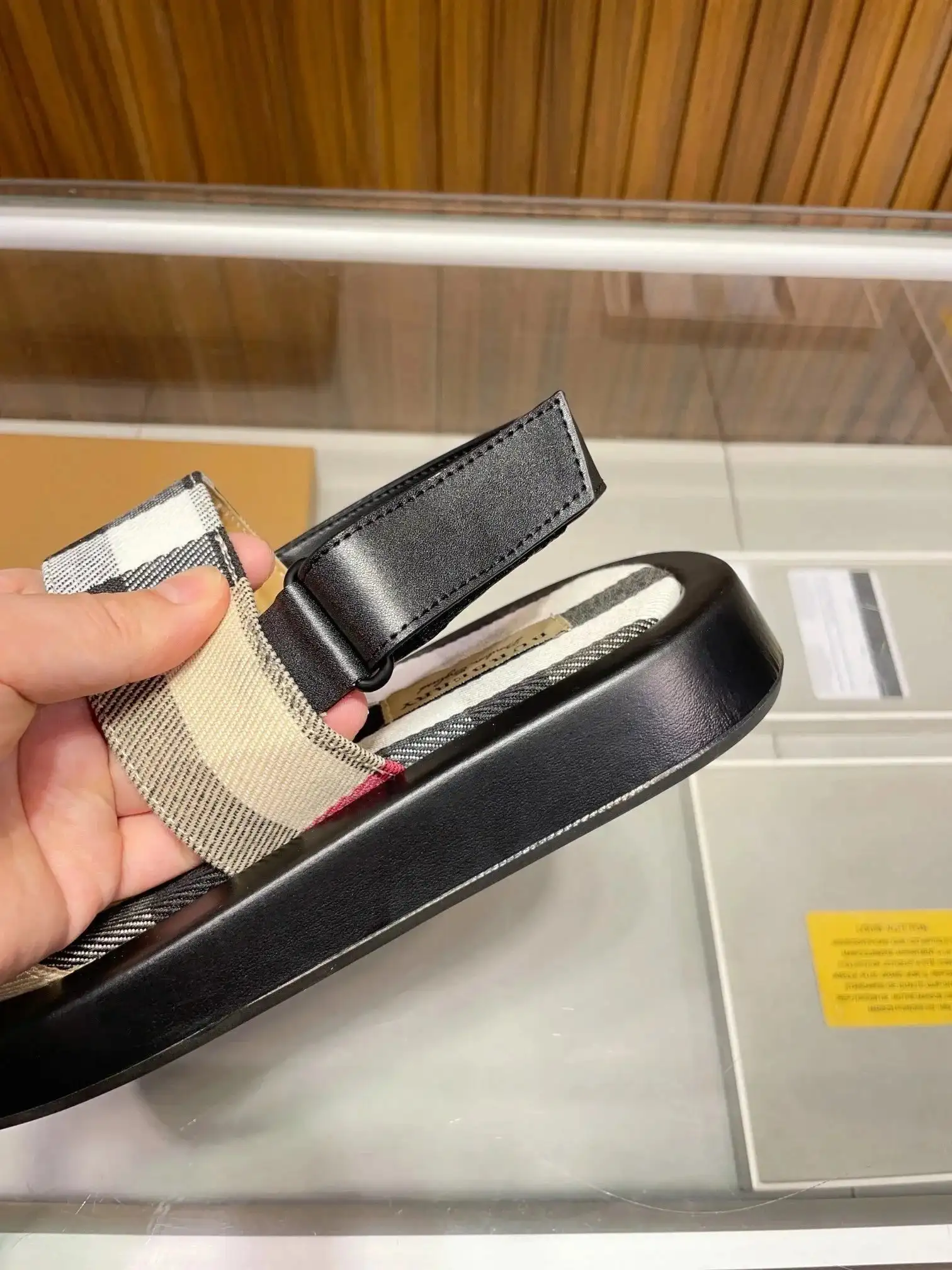 Burberry Check Strap Sandals — foto 3 de 6