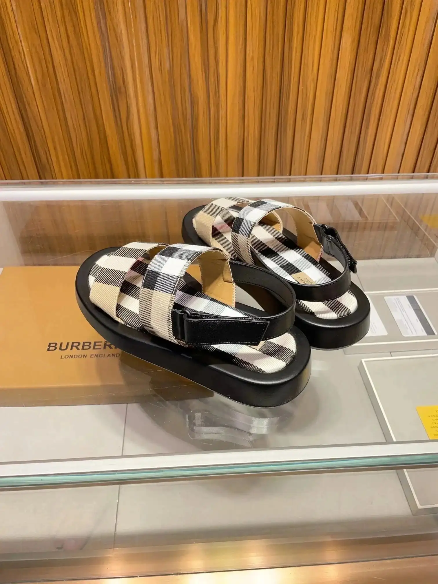 Burberry Check Strap Sandals — foto 4 de 6