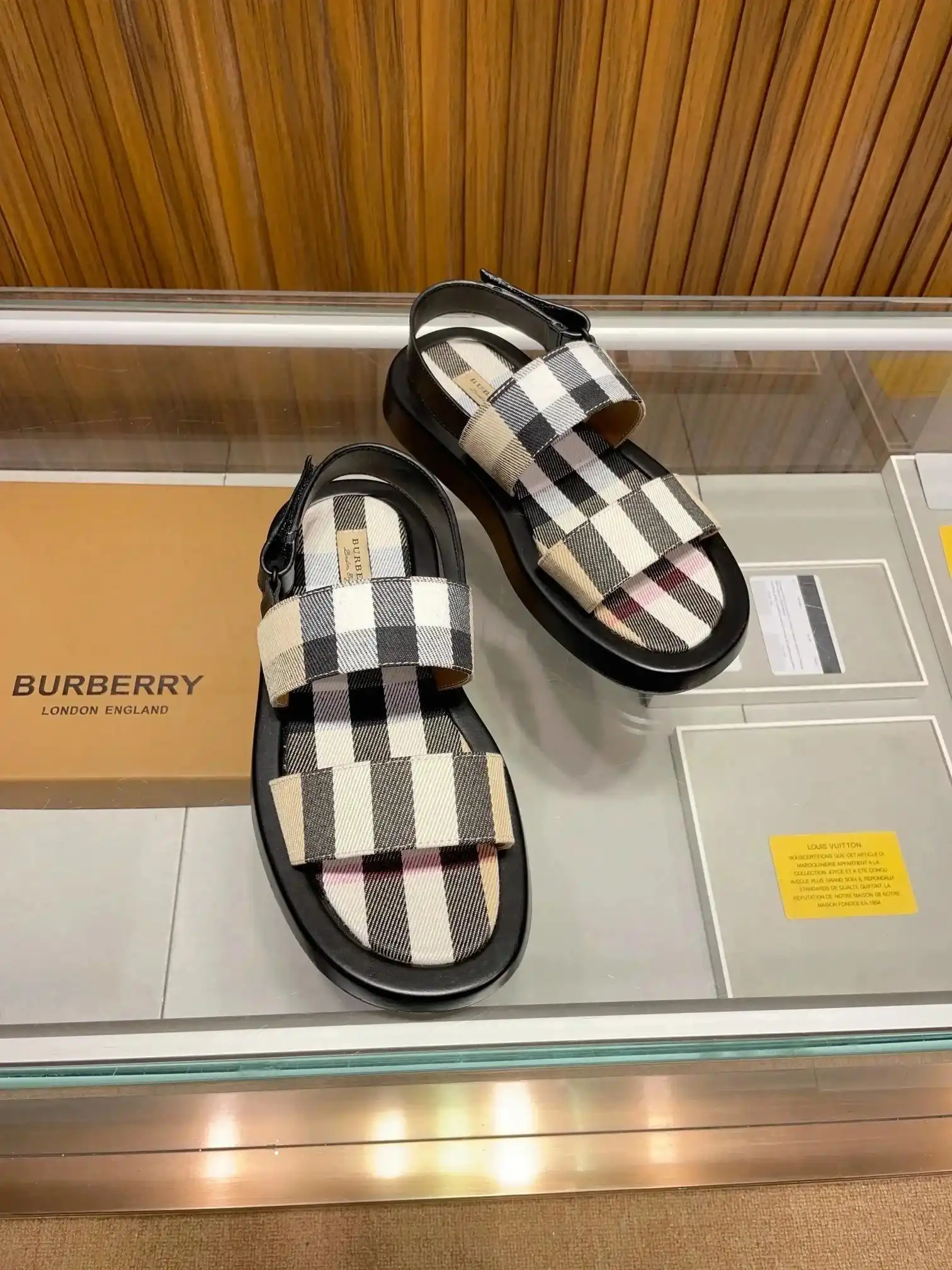 Burberry Check Strap Sandals — foto 5 de 6