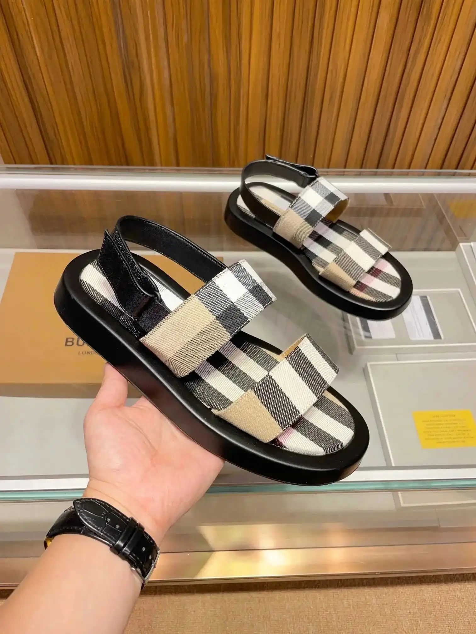 Burberry Check Strap Sandals — foto 6 de 6