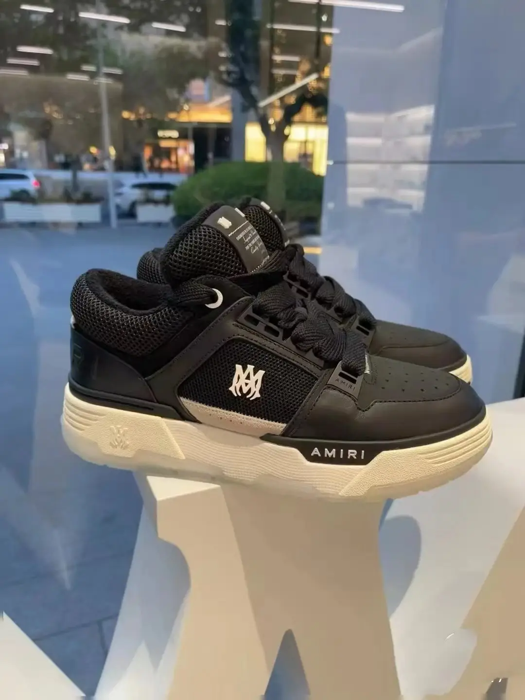 Amiri MAYA / Veja V-10 / Valentino Garavani Rockstud Sneakers [40 styles] — foto 2 de 6