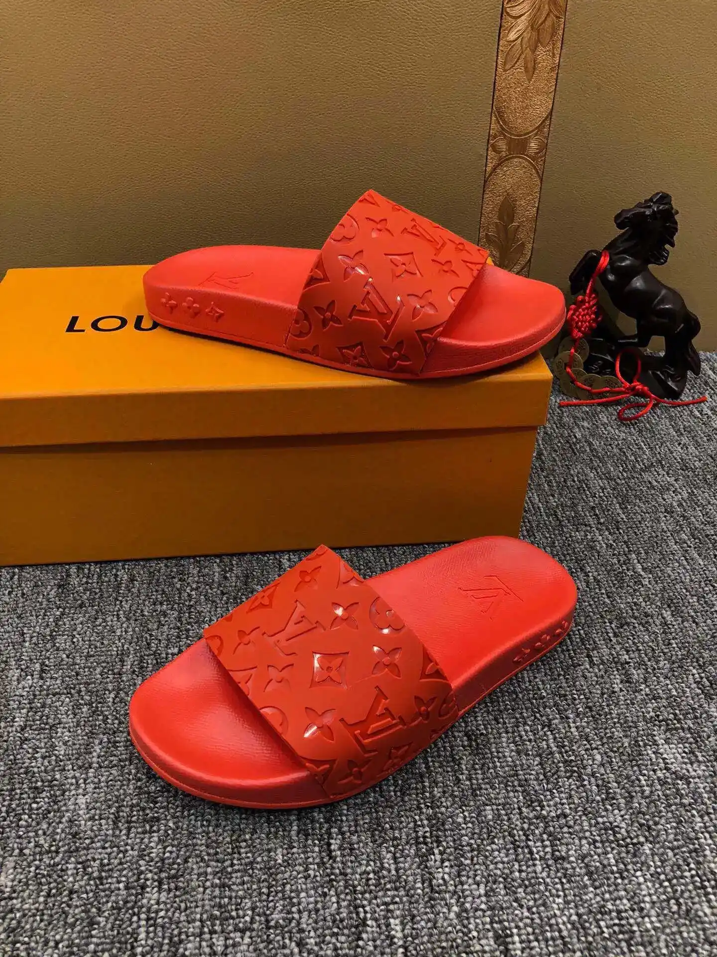 Louis Vuitton Slippers [7 styles] — foto 2 de 6