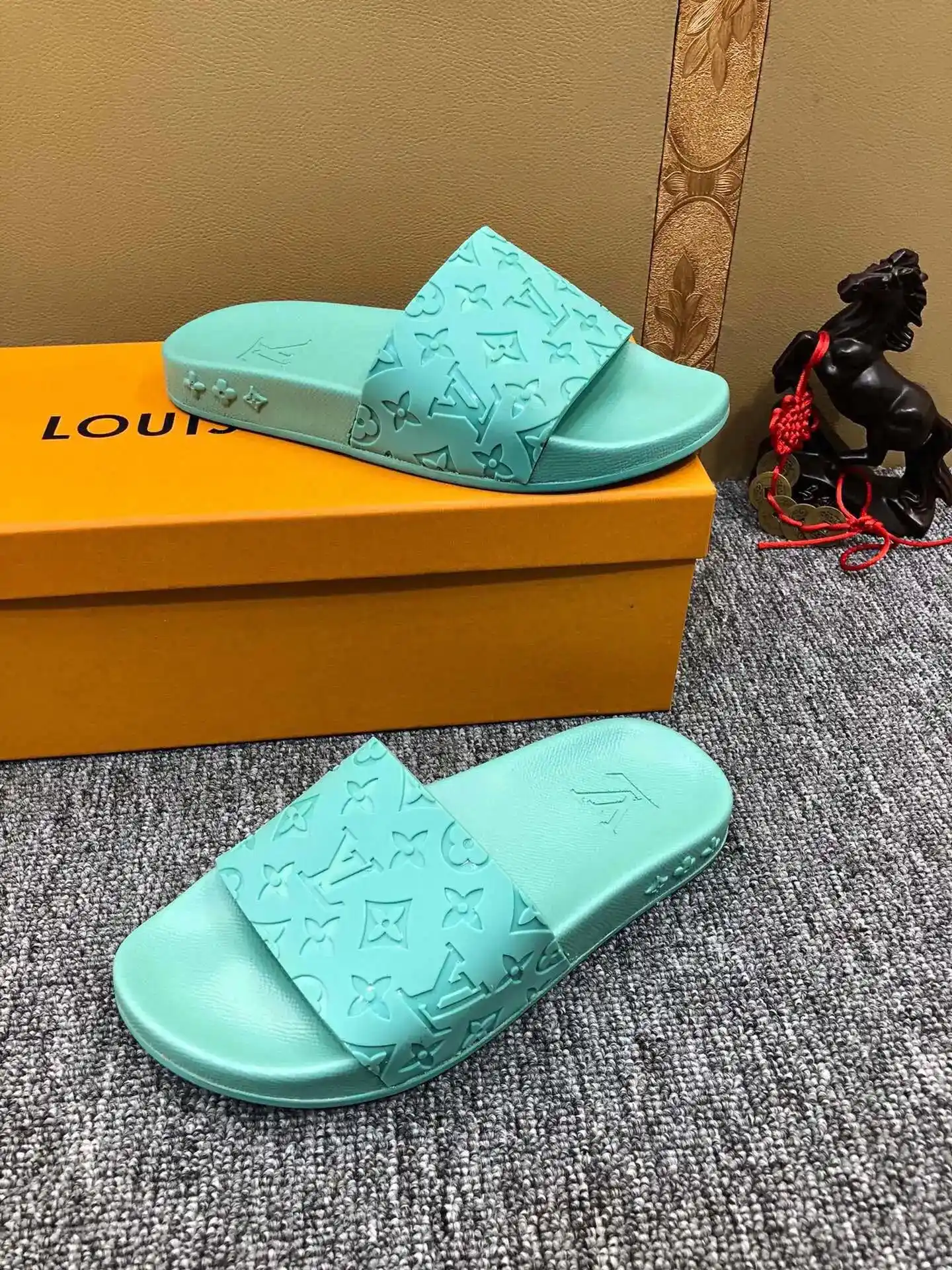Louis Vuitton Slippers [7 styles] — foto 3 de 6