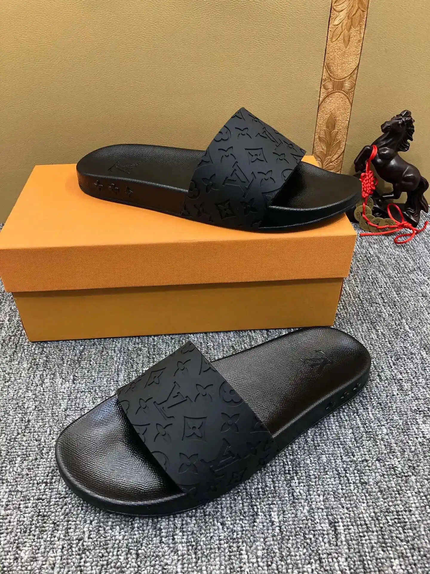 Louis Vuitton Slippers [7 styles] — foto 6 de 6